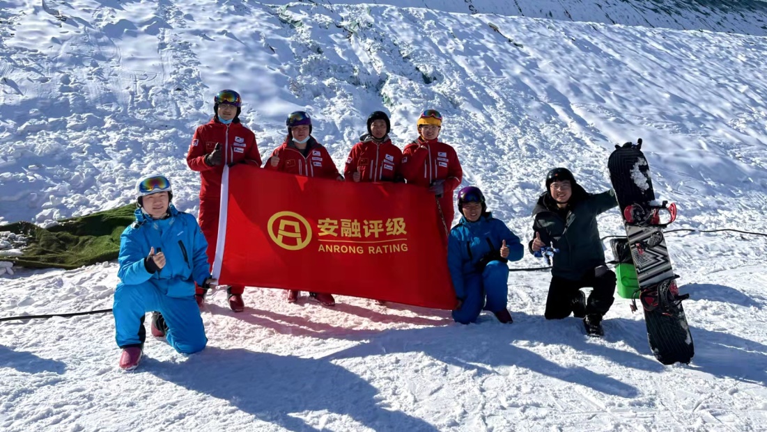 河南分公司洛阳冰雪团建运动.jpg